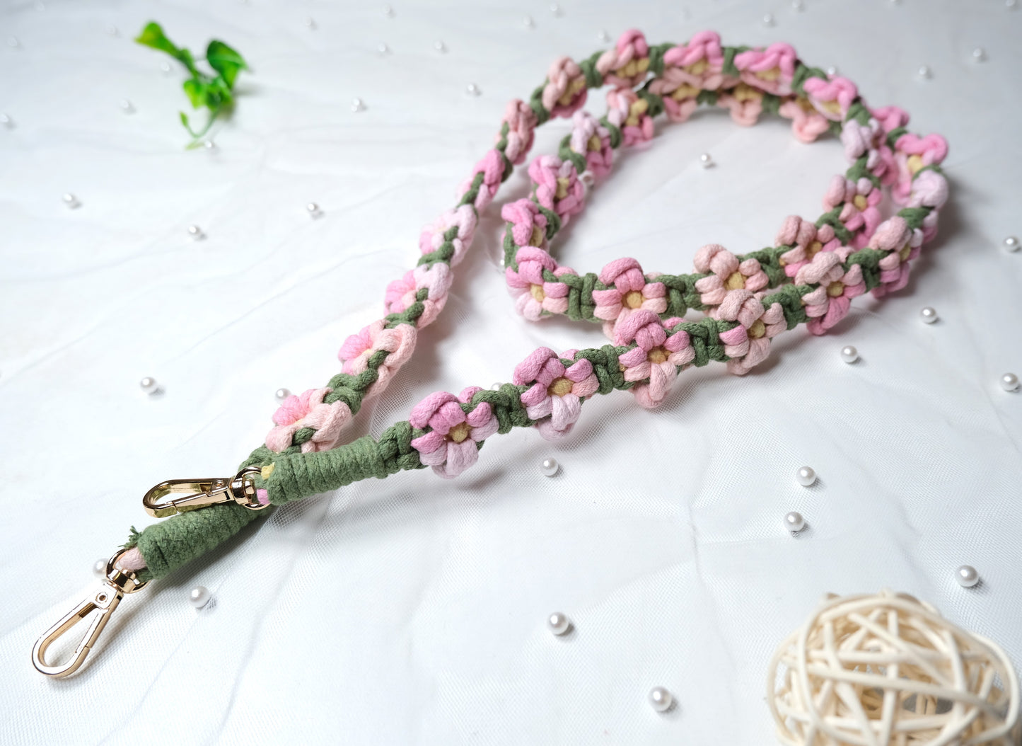 Handmade Macrame Daisy Phone Strap – Gradient Floral Weave Crossbody Lanyard, Bag Charm & Keychain Accessory