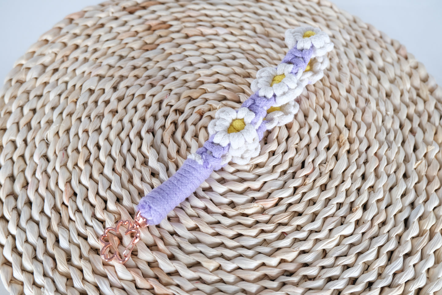 Handmade Macrame Daisy Wristlet โ Short Phone Strap & Keychain