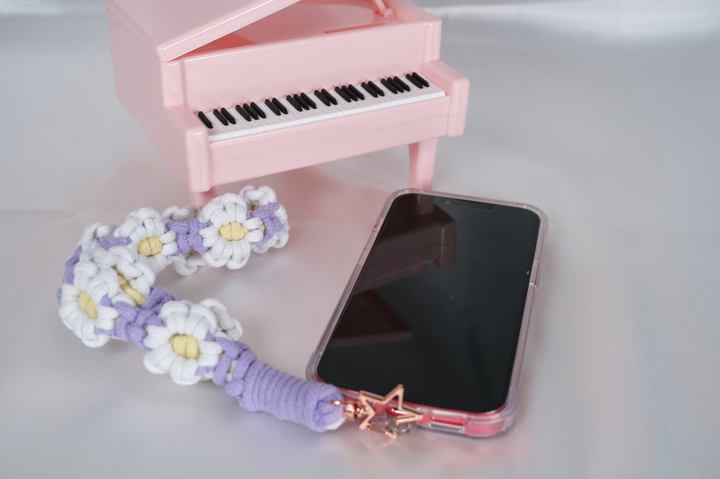 Handmade Macrame Daisy Wristlet โ Aesthetic Phone Strap & Keychain