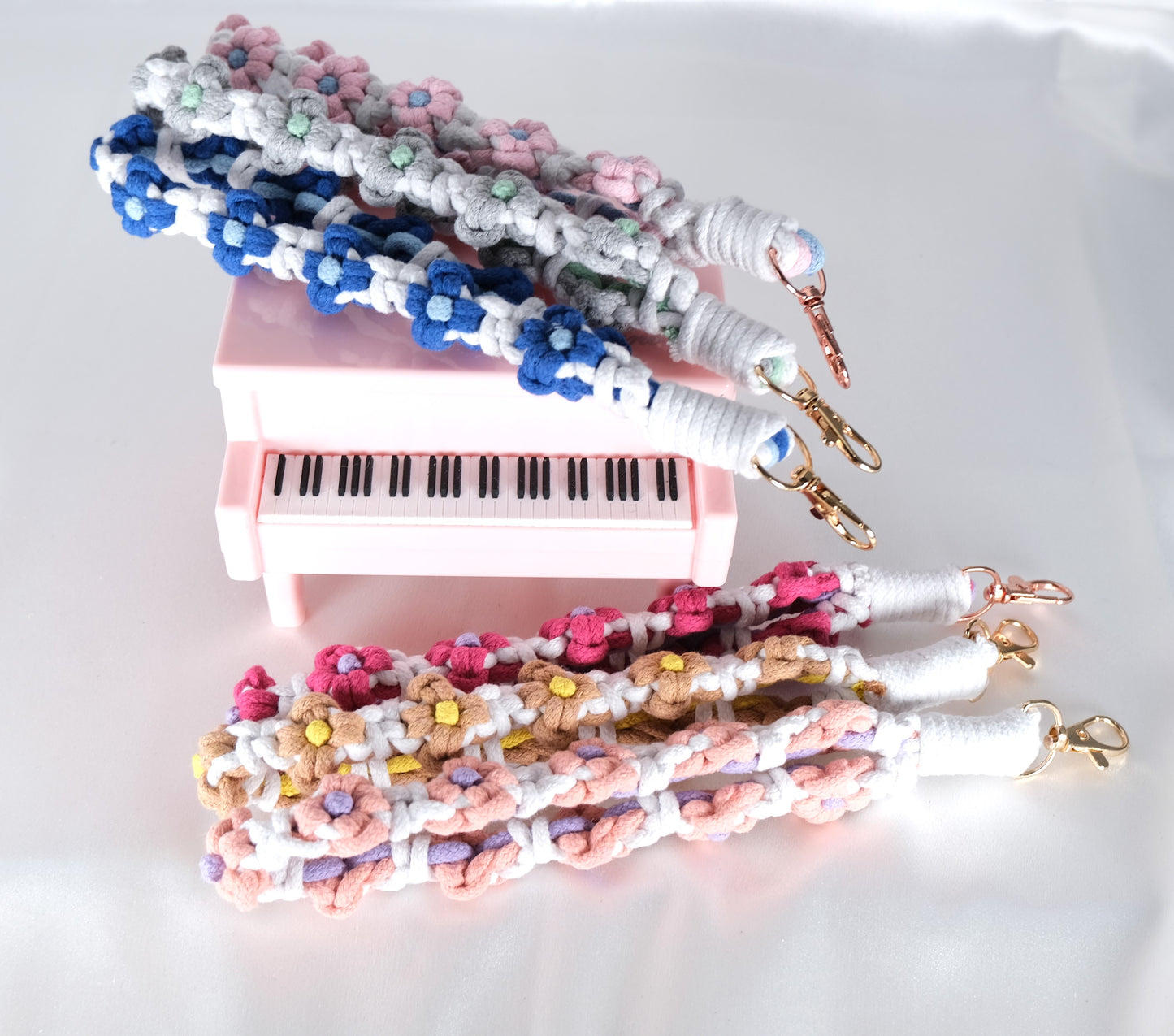 Handmade Macrame Daisy Wristlet β Short Flower Weave Phone Strap & Keychain