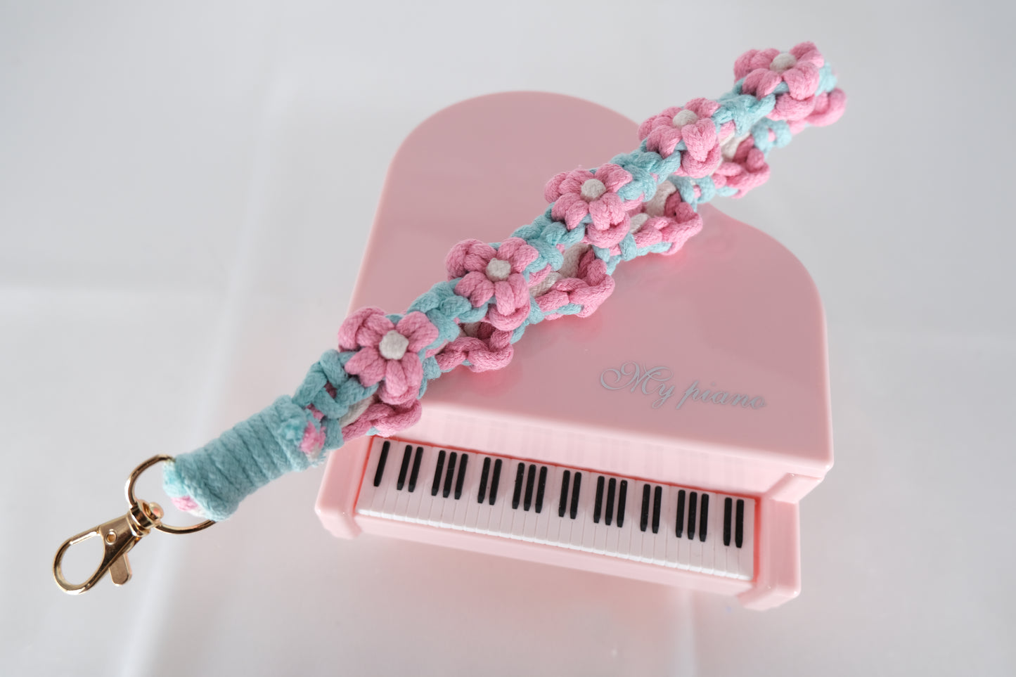 Handmade Macrame Daisy Wristlet