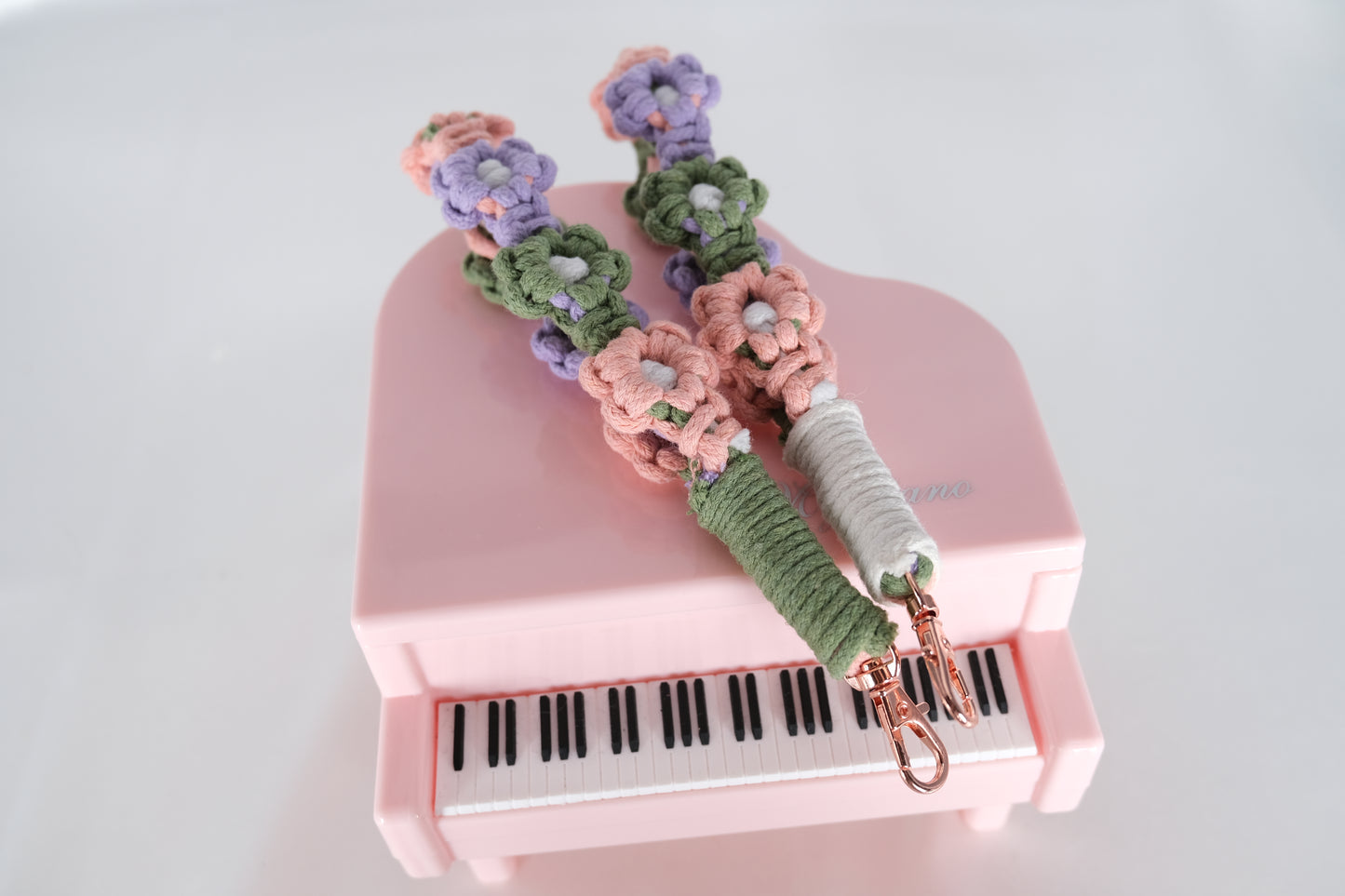 Handmade Macrame 3-Color Flower Wristlet โ Short Daisy Weave Phone Strap