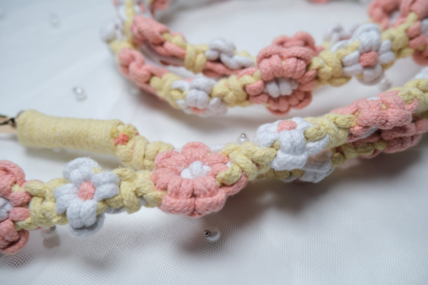 Handmade Macrame Daisy Phone Strap – Pink & White Floral Weave Crossbody Shoulder Strap