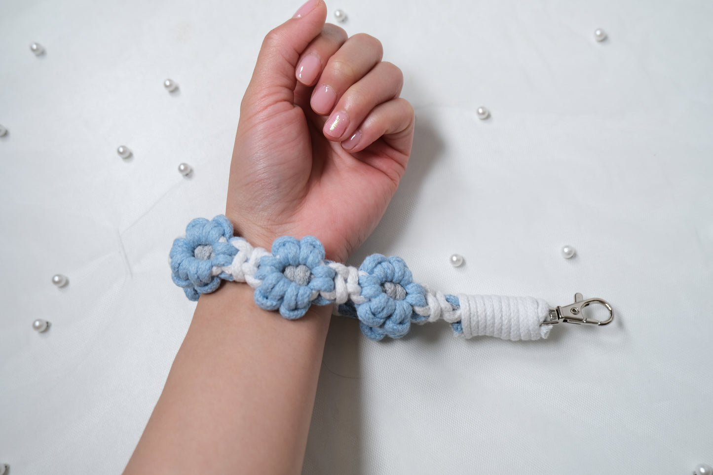 Handmade Macrame Daisy Wristlet โ Aesthetic Phone Strap & Keychain